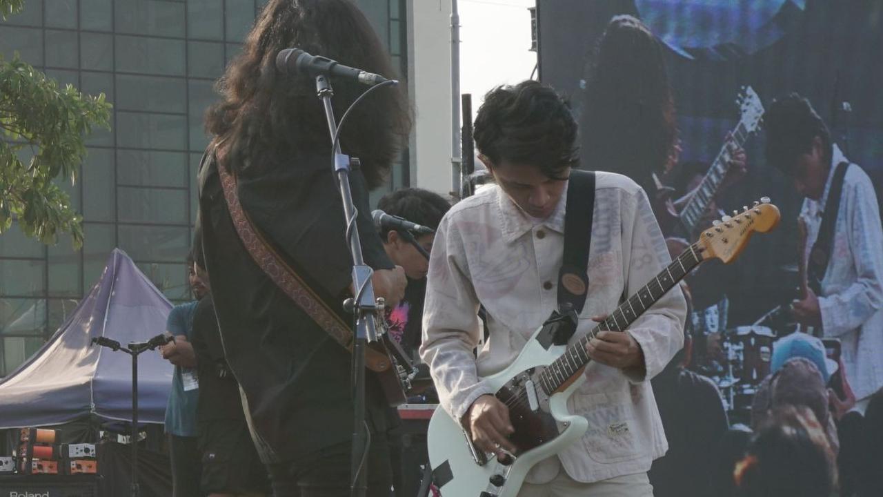 Meski panas terik, band bergenre Psychedelic Rock ini berhasil membuat penonton untuk Headbang bersama.