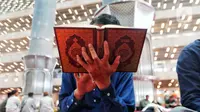 Salah satu amalan yang dianjurkan oleh Rasulullah ketika masuk bulan Ramadhan adalah memperbanyak membaca Al-Qur’an. (Liputan6.com/Angga Yuniar)