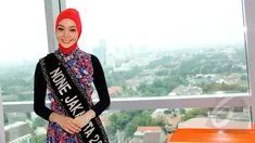 Vina Muliana membuat sejarah baru, ia menjadi None pertama Jakarta yang mengenakan hijab. Foto diambil di kantor Liputan6.com, Jakarta, Selasa (3/3/2015). (Liputan6.com/Helmi Afandi)