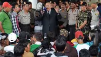 Gubernur Sumsel Alex Noerdin, menemui ratusan pengunjuk rasa dari Masyarakat Miskin Kota yang tengah menyampaikan aspirasinya di Kantor Gubernur Sumsel, Selasa (5/10) . (Antara)
