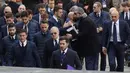 Para pemain Inter Milan tiba menghadiri upacara pemakaman Davide Astori di Florence, Italia, Kamis (8/3). Davide Astori meninggal pada usia 31 tahun di kamar hotel setelah terkena serangan jantung. (AP Photo/Alessandra Tarantino)
