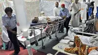Petugas Posko Kesehatan Mina, mengevakuasi jamaah haji Indonesia ke rumah sakit rujukan di Kota Mekkah, Kamis (18/11). Hingga saat ini sebanyak 142 orang jemaah haji meninggal dunia. (Antara)