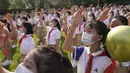 Para siswa menghadiri upacara pengibaran bendera pada hari pertama semester baru di Wuhan, Provinsi Hubei, China, 1 September 2021. Pemerintah China memutuskan pemberlakuan belajar tatap muka setelah percaya diri menangani pandemi COVID-19. (STR/AFP)