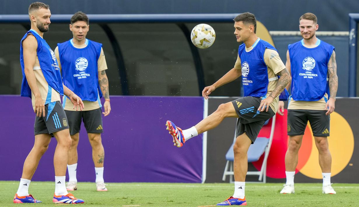 Sejumlah pemain Argentina berlatih menjelang laga final Copa America 2024 melawan Kolombia di Florida International University (FIU), Miami, Florida, Amerika Serikat, Minggu (14/03/2024) WIB. (AP Photo/Lynne Sladky)