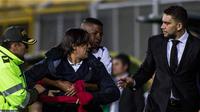 Gara-gara menyindir wasit di Twitter, pelatih klub Kolombia Boyaca Chico ditangkap.