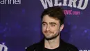Daniel Radcliffe berpose sambil tersenyum saat menghadiri pemutaran perdana film "Weird: The Al Yankovic Story" di Alamo Drafthouse Cinema Downtown Brooklyn di New York pada Selasa, 1 November 2022. Aktor berbakat itu tampil dengan rambut cokelatnya yang sedikit acak-acakan dan memakai sedikit tengkuk. (Theo Wargo/Getty Images/AFP)