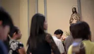 Sejumlah umat Kristiani melakukan ibadah misa kenaikan Yesus Kristus atau Kenaikan Isa Almasih di Gereja Katedral, Jakarta, Kamis (14/5/2015). (Liputan6.com/Faizal Fanani)