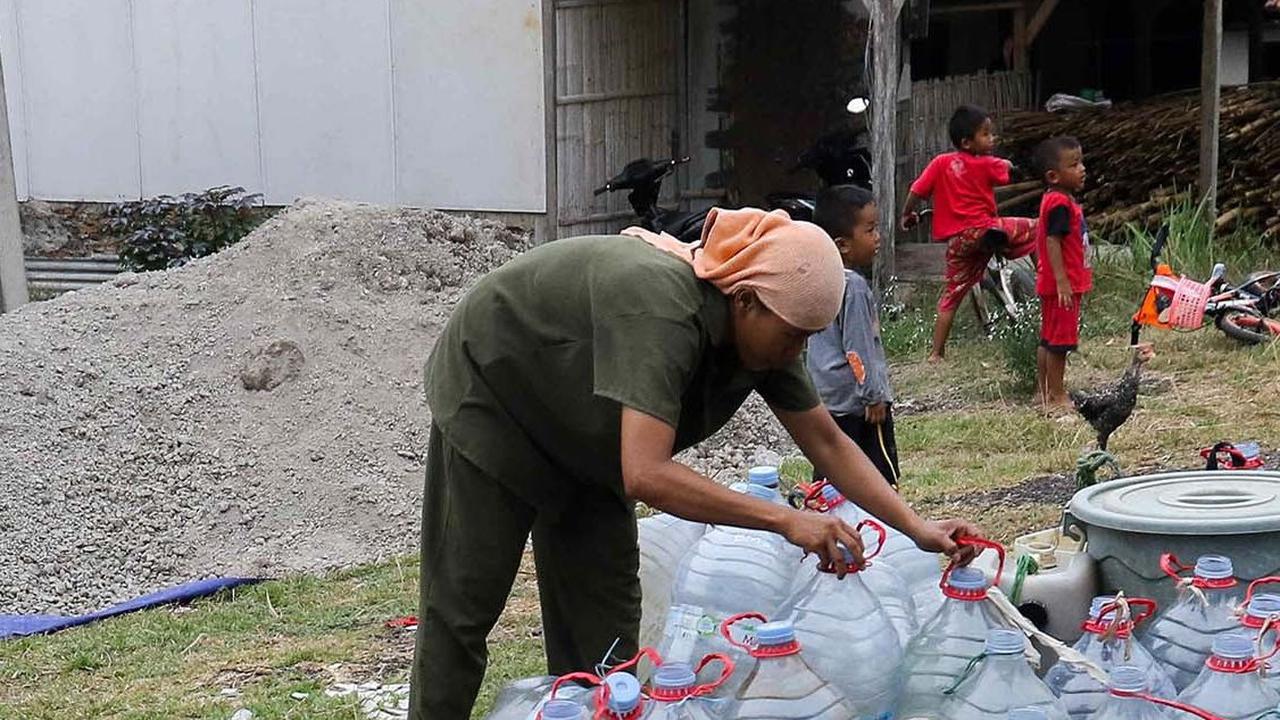 Di kawasan Cibarusah, Kabupaten Bekasi, kemarau sudah berlangsung selama empat bulan.