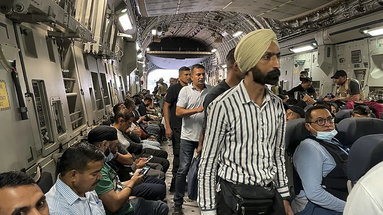 Selamatkan Diri dari Taliban, Warga India Ramai-Ramai Tinggalkan Afghanistan