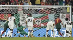 Pemain pertama yang selalu mencetak gol dalam 5 edisi Piala Dunia. Dengan sumbangan 1 gol dari titik penalti ke gawang Ghana yang membawa Portugal menang 3-2, Cristiano Ronaldo tercatat sebagai pemain pertama yang selalu mencetak gol dalam 5 edisi Piala Dunia yang diikuti. Pada edisi 2006 ia mencetak 1 gol, 2010 (1 gol), 2014 (1 gol), 2018 (4 gol) dan pada edisi 2022 ia telah mencetak 1 gol. (AP/Hassan Ammar)