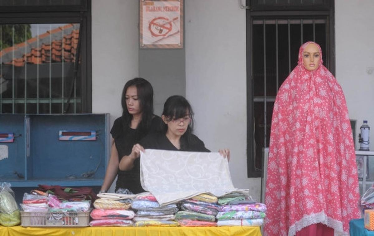 Menteri Khofifah tinjau kegiatan napi wanita di Lapas Pondok Bambu
