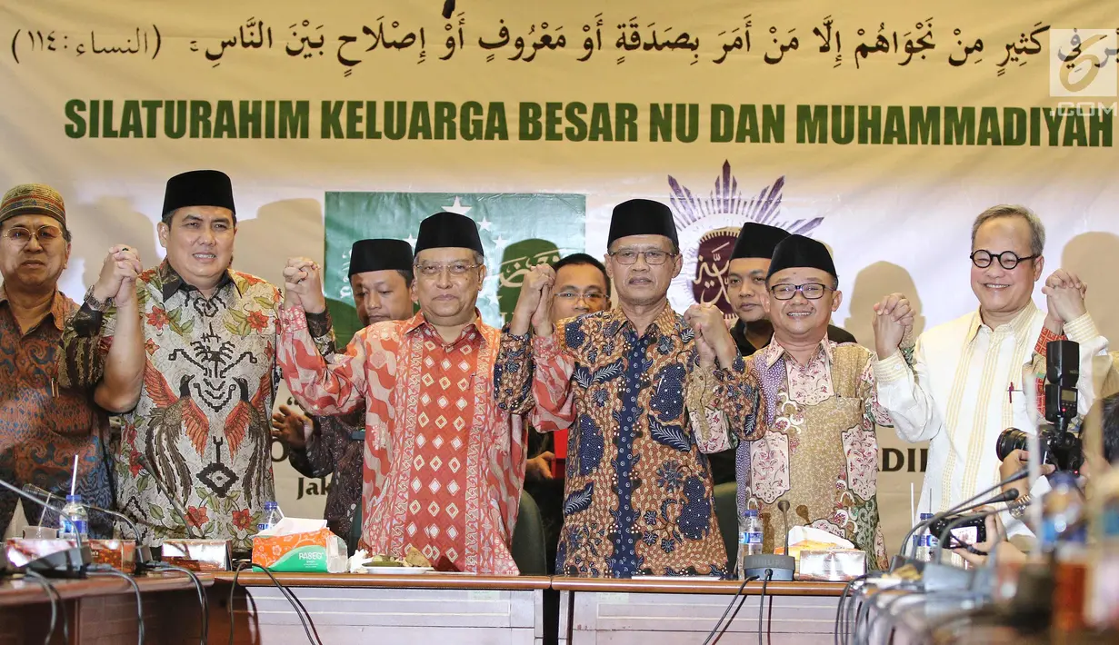 Ketua Umum PBNU KH. Said Aqil Siradj dan Ketua Umum PP Muhammadiyah H. Haedar Nashir foto bersama saat silaturahim keluarga besar NU dan Muhammadiyah di kantor PBNU, Jakarta, Jumat (23/3). (Liputan6.com/Herman Zakharia)