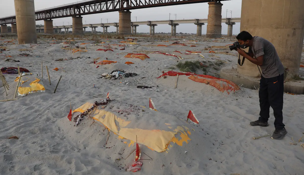 Jenazah korban terduga Covid-19 terlihat di kuburan dangkal di tepi sungai Gangga di Prayagraj, 15 Mei 2021. Polisi menjangkau penduduk desa di India utara untuk menyelidiki penemuan jasad di tepi Sungai Gangga yang memicu spekulasi mereka adalah jenazah korban COVID-19 (AP Photo/Rajesh Kumar Singh