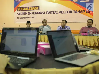 Sejumlah anggota partai politik mengikuti sosialisasi sistem informasi partai politik tahap III di Gedung KPU, Jakarta, Jumat (15/9). Sosialisasi digelar untuk mempertajam pemahaman partai akan penggunaan sipol tersebut. (Liputan6.com/Faizal Fanani)