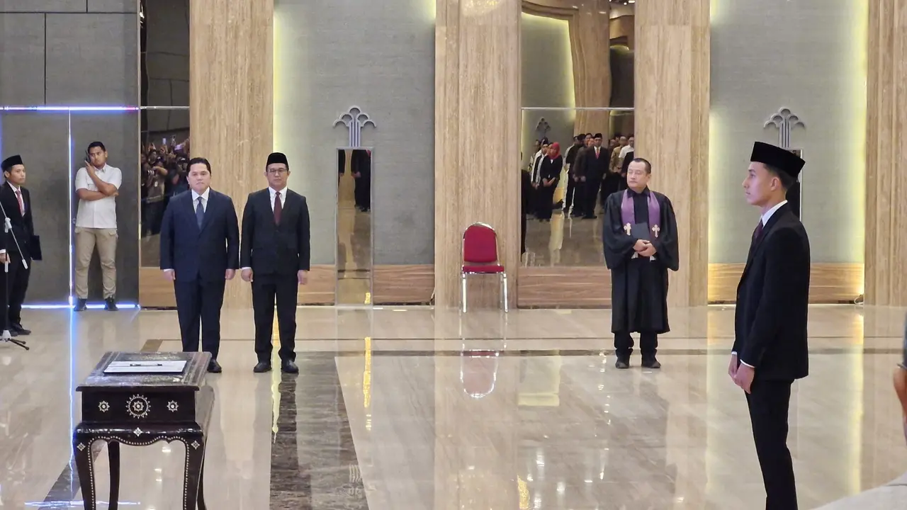 Menteri Hukum Republik Indonesia (Menkum RI), Supratman Andi Agtas resmi melakukan pengambilan sumpah dan janji setia pewarganegaraan kepada pesepakbola Miliano Jonathans (Istimewa)