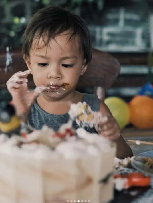 Lewat foto-foto di akun Instagram Sabai dan Ringgo, kebahagiaan mereka semakin terlukiskan. Mereka mengunggah foto jagoan kecilnya tersebut sambil menuliskan kalimat yang membahagiakan. (Instagram)