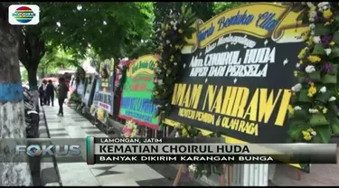 Sejumlah karangan bunga ungkapan dukacita, masih berdatangan di kediaman mendiang kiper Persela Lamongan, Choirul Huda.