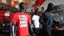 Merchandise berupa kaus, jaket, dan topi yang didesain khusus jelang pertandingan FIFA Matchday 2023 antara Timnas Indonesia vs Argentina di Official Garuda Store, Jakarta, Sabtu (17/6/2023). (Bola.com/Abdul Aziz)