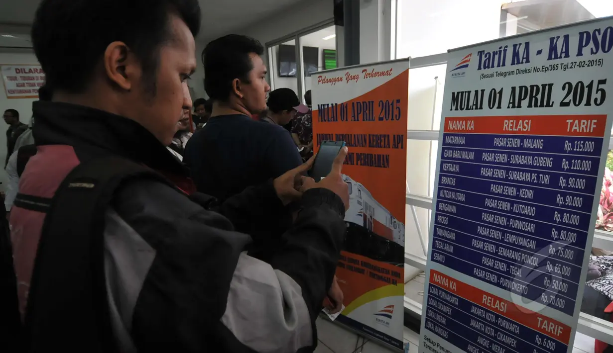 Seorang calon penumpang memotret pengumuman kenaikan harga tiket, Jakarta, Jumat (13/3/2015). PT KAI akan menaikkan harga tiket per 1 April 2015, kenaikan dipengaruhi oleh fluktuasi harga bahan bakar minyak. (Liputan6.com/Johan Tallo)