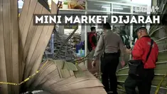 Polisi menggelar olah TKP peristiwa penjarahan sebuah mini market di kawasan Gedong Panjang Jakarta Utara. 