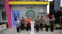 Managing Director Sinar Mas, Ferry Salman dan Saleh Husin (ketiga dan kedua dari kanan) bersama Advisor President Office Sinar Mas Land, Ignesjz Kemalawarta saat peresmian TK Al-Ikhlas di Ciledug, Tangerang (21/2/2024). (Dok Sinar Mas)