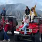 Liburan ke Bromo tentu akan semakin menarik dengan menaiki Jeep. Menikmati sensasi naik pegunungan dengan kendaraan tangguh saat menuju momen matahari terbit memang sudah menjadi salah satu ikon wisata di Bromo. Usai menyaksikan matahari terbit, biasanya akan berjalan-jalan di area padang pasir. (Liputan6.com/IG/@havizadevianjani)