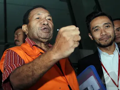 Tersangka mantan kepala Dinas Pertambangan dan Energi Pemprov Papua, Jannes Johan Karubaba, usai diperiksa di gedung KPK di Jakarta, Selasa (19/5/2015). Karubaba mengajak wartawan untuk menyanyikan lagu "Bendera Merah Putih" (Liputan6.com/Helmi Afandi)