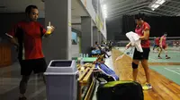 Pebulutangkis tunggal putri Indonesia, Lindaweni Fanetri mengelap keringat saat latihan di pelatnas PBSI, Jakarta, Rabu (13/1/2016). Pebulutangkis Indonesia melakukan pematangan program latihan jelang Olimpiade 2016. (Liputan6.com/Helmi Fithriansyah)