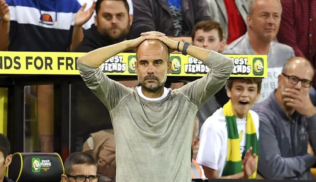 Pelatih Manchester City, Pep Guardiola, tampak kecewa usai ditaklukkan Norwich City pada laga Premier League di Stadion Carrow Road, Sabtu (14/9). Norwich City menang 3-2 atas Manchester City. (AP/Joe Giddens)