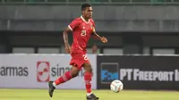 Pemain Timnas Indonesia U-17, Iqbal Gwijangge, ikut membantu serangan dalam pertandingan uji coba melawan Timnas Korea Selatan U-17 yang berlangsung di Stadion Patriot Candrabhaga, Bekasi, Rabu (30/8/2023). (Bola.com/Abdul Aziz)