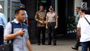 Gubernur DKI Jakarta, Djarot Saiful Hidayat menunggu kedatangan rombongan Presiden Amerika Ke-44 Barack Obama di Bandara Halim Perdanakusuma Jakarta, Minggu (2/7). (Liputan6.com/Johan Tallo)