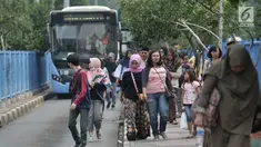 Penumpang menelusuri trotoar usai turun dari bus Transjakarta di Terminal Blok M, Jakarta, Minggu (1/7). Halte bus Transjakarta pertama di Ibu Kota ini kini terlihat kurang terawat dan minim sarana prasarana bagi penumpang. (Merdeka.com/Iqbal S. Nugroho)