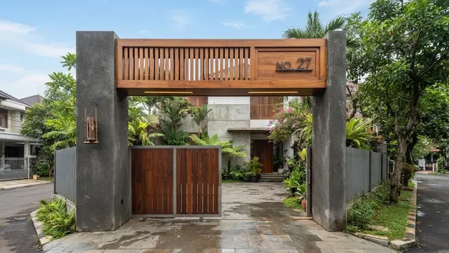 Model gapura rumah sederhana dengan sentuhan kayu yang elegan sehingga bikin hunian biasa jadi megah dengan desain beton dengan bingkai kayu