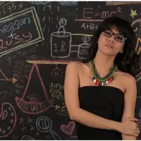 DJ Una sibuk dengan kegiatannya di dunia musik dan membuatnya tidak terlalu memikirkan tentang pacar. Menurutnya, saat sibuk dan tidak memiliki waktu luang, hanya akan menimbulkan perdebatan ketika berpacaran.