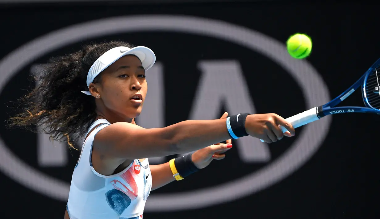 Petenis Jepang Naomi Osaka mengembalikan bola saat menghadapi petenis China Zheng Saisai pada pertandingan tunggal putri putaran kedua di Australia Terbuka, Melbourne, Australia, Rabu (22/1/2020). Naomi mengalahkan Saisai dan melaju ke putaran ketiga Australia Terbuka. (AP Photo/Andy Brownbill)