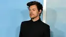 <p>Harry Styles berpose saat menghadiri pemutaran perdana film My Policeman di Regency Bruin Theatre, Los Angeles, Amerika Serikat, 1 November 2022. Cincin yang melekat di jari tengah tangan kiri menyempurnakan penampilan Harry Styles. (AP Photo/Chris Pizzello)</p>