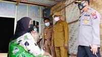 Bupati Serdang Bedagai, Darma Wijaya, bersama Kapolres Serdang Bedagai, AKBP R Simatupang, mengunjungi rumah-rumah lansia