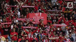 Pendukung timnas Indonesia membentang syal saat menyaksikan laga kualifikasi Grup A Piala AFF 2022 antara Indonesia melawan Kamboja di di Stadion Utama Gelora Bung Karno, Jakarta, Jumat (23/12/2022). Indonesia unggul 2-1 atas Kamboja lewat gol yang dicetak Egy Maulana Vikry dan Witan Sulaeman. (Liputan6.com/Helmi Fithriansyah)