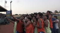 Pemain PSIS ber-selfie ria setelah menjadi juara Piala Polda Jateng di Stadion Jatidiri, Semarang, Minggu (2/8/2015). (Bola.com/Vincensius Sawarno)