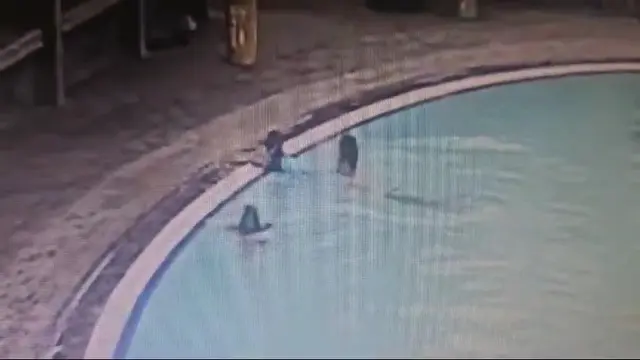Rekaman CCTV kekasih Tamara Tyasmara, inisial YA mendekati Dante (6) di kolam renang (Istimewa)