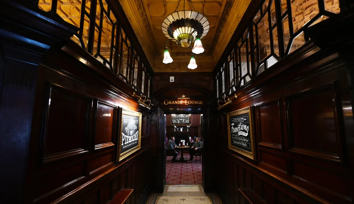 Bagian dalam pub Philharmonic Dining Rooms di Liverpool, Inggris pada 11 Februari 2020. Konon John Lennon pernah mengeluh bahwa hal terburuk menjadi anggota The Beatles adalah ia tak lagi bebas minum di pub yang mendapat sebutan The Phil itu. (Paul ELLIS / AFP)