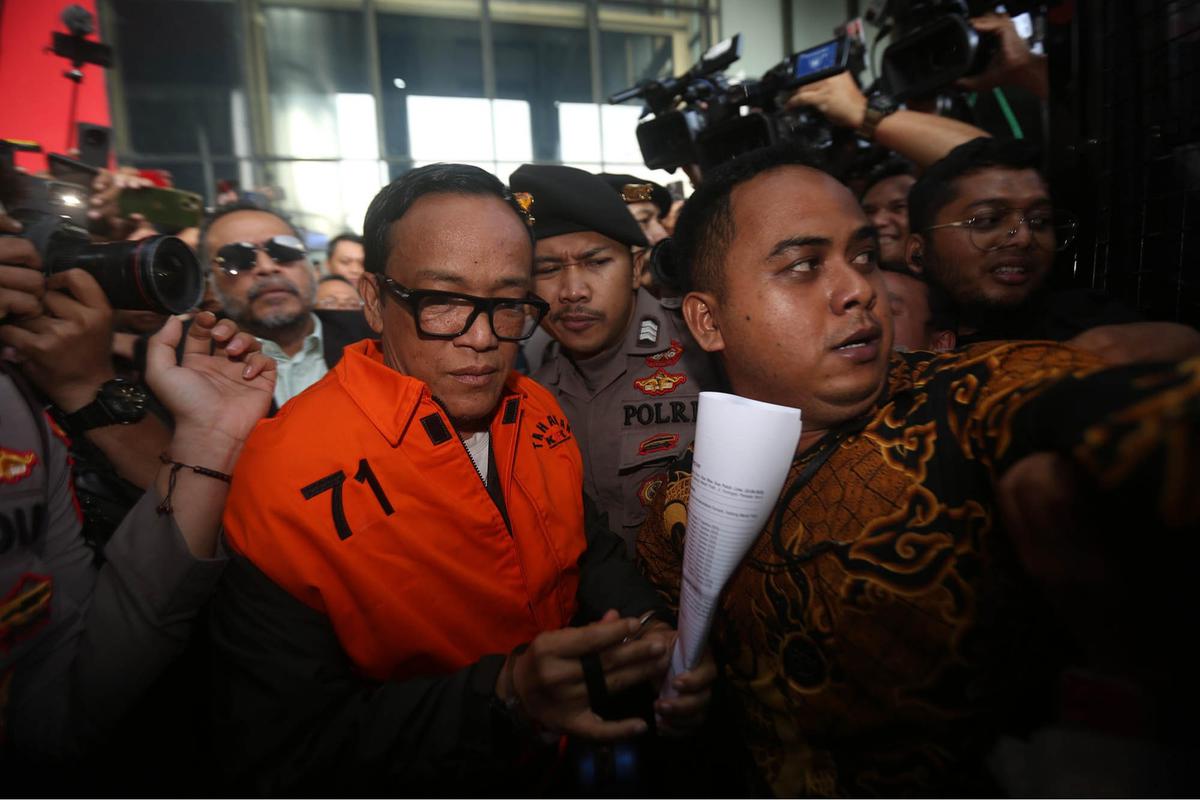 FOTO:  Wamenaker Immanuel Ebenezer Menangis Usai Ditetapkan Tersangka Kasus Sertifikat K3