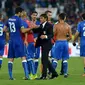 Antonio Conte selamati seluruh pemainnya usai menang lawan Belanda (ALBERTO PIZZOLI / AFP)