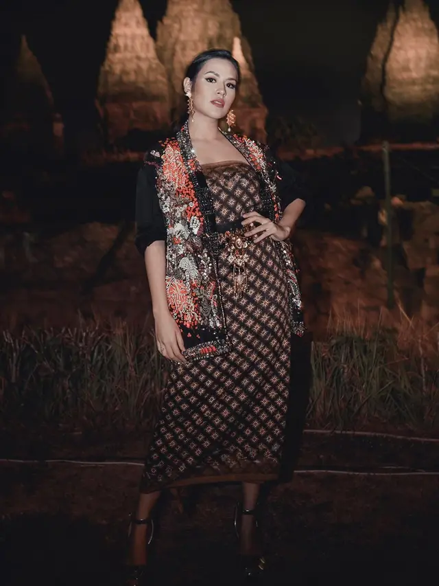 Hari Batik Nasional, Ini 7 Potret Seleb Wanita Tampil Memukau dengan Busana Batik