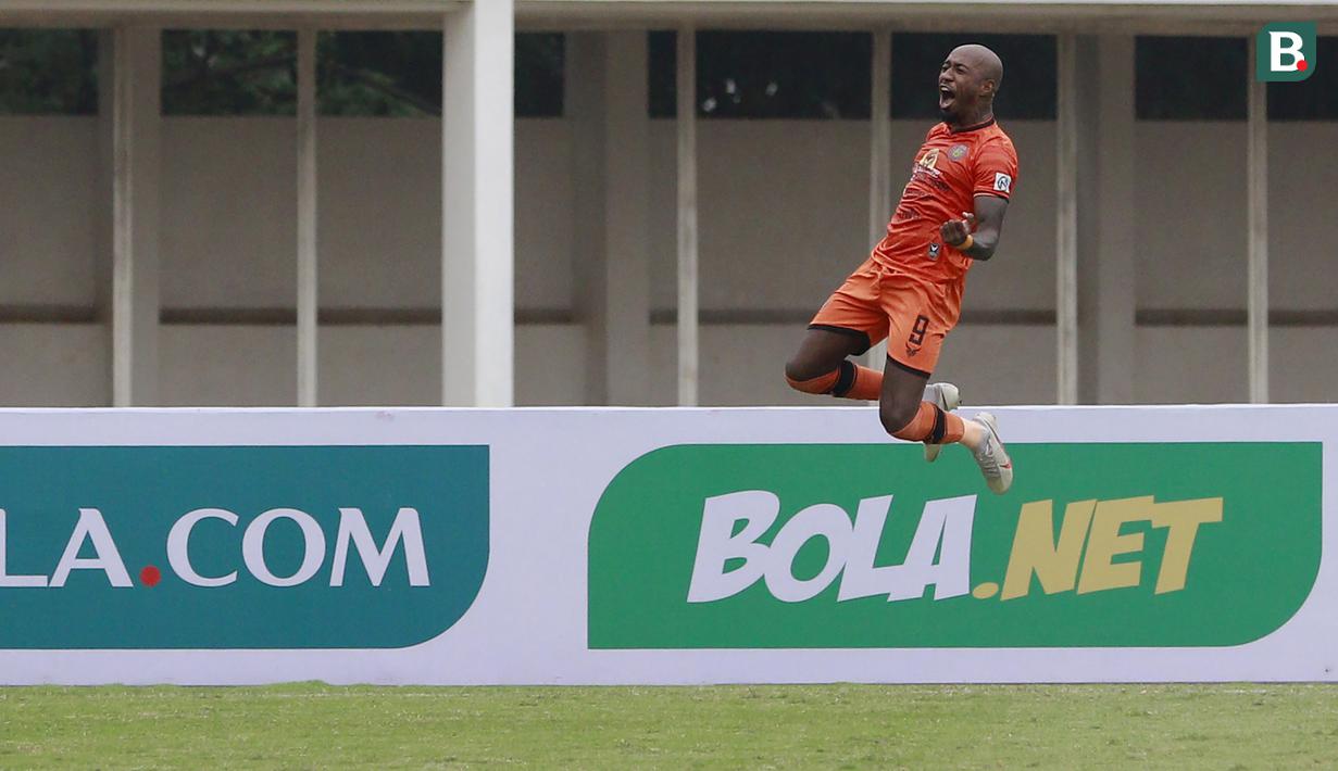 Pemain Persiraja Banda Aceh, Paulo Henrique melakukan selebrasi usai mencetak gol kedua timnya ke gawang PSS Sleman dalam laga pekan kedua BRI Liga 1 2021/2022 di Stadion Madya, Jakarta, Sabtu (11/9/2021). (Foto: Bola.Com/M. Iqbal Ichsan)