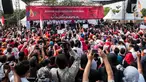 Suasana keramaian saat Konser Kebangkitan Nasional di Waduk Pluit, Penjaringan, Jakarta Utara, Sabtu (20/5). Konser ini bertajuk 'Satukan semangat untuk satu negeri dan jadilah bagian dari meriahnya kebangkitan Indonesia'. (Liputan6.com/Gempur M. Surya)