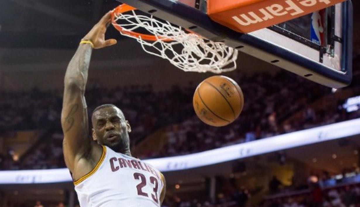 LeBron James kembali melakukan aksi slam dunk ((Jason Miller / GETTY IMAGES NORTH AMERICA / AFP))