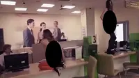 Aksi dua penari tanpa busana yang melakukan protes kepada petugas bank di Rusia (capture/NaijaDays Blog)