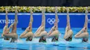 Tim renang artistik Komite Olimpiade Rusia bertanding pada Olimpiade Tokyo 2020 di Tokyo, Jepang, Jumat (6/8/2021). (AP Photo/Jae C. Hong)