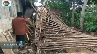 Tercatat 800 rumah warga Cianjur mengalami kerusakan dan 600 rumah lainnya terancam longsor.